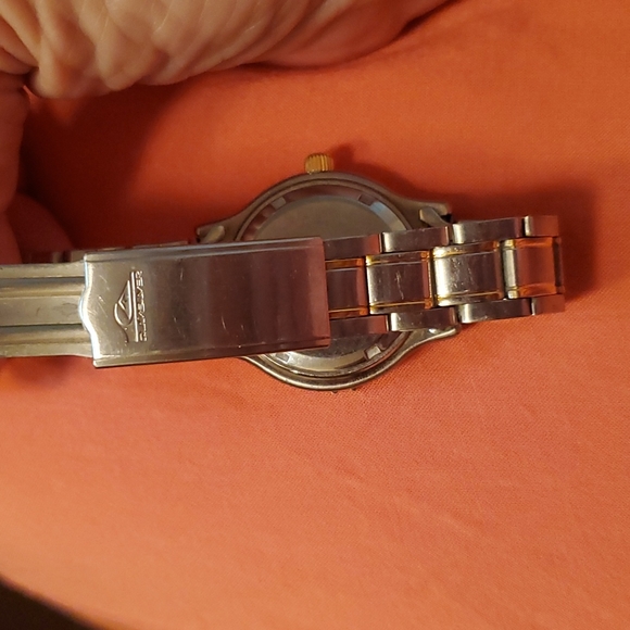 Quicksilver 2 tone quartz watch small - Picture 3 of 8